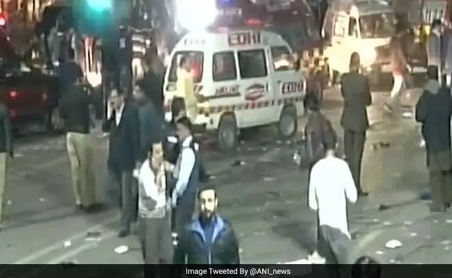 पाकिस्तान में जबर्दस्त धमाका तीन बड़े पुलिस अधिकारी और 16 मरे