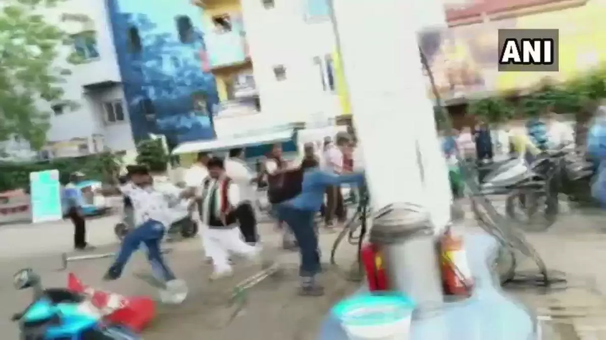 BharatBandh पर उज्जैन में कांग्रेस कार्यकर्ताओं ने Petrol pump को किया बर्बाद