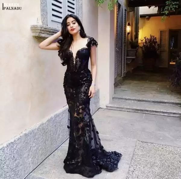 Bollywood Actress Jahnavi Kapoor Black dress में आई नजर