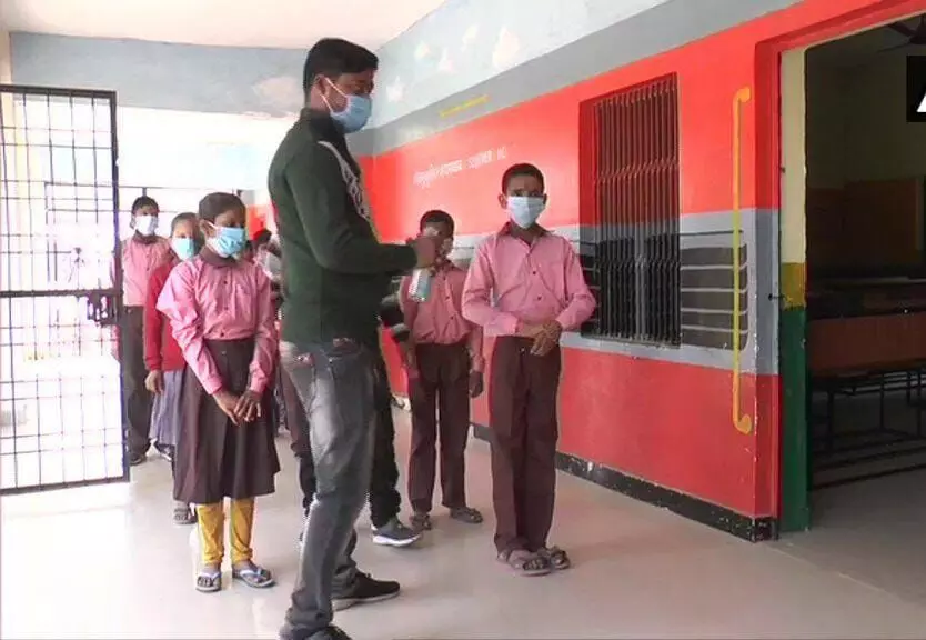 कानपुर में एक अनोखे विद्यालय जहां लगती हैं ट्रेन के कोच में क्लास
