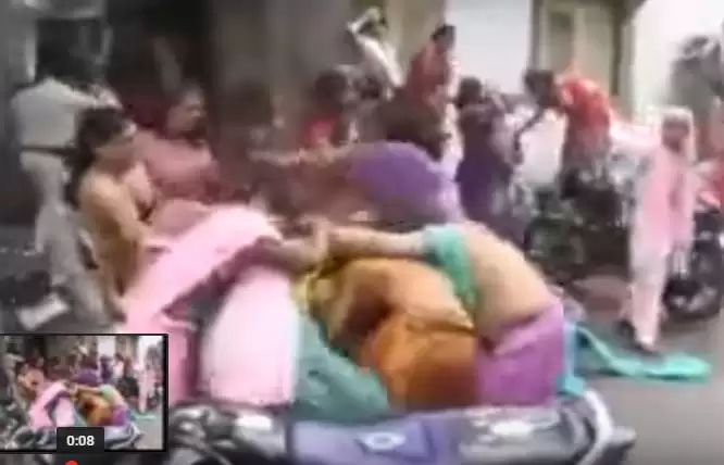इन औरतो की जोरदार लड़ाई फाडे एकदूसरे के कपडे देखे विडियो