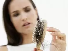 नींबू के रस से बालों को झड़ने से रोकने के