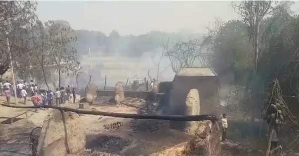 अचानक लगी आग से कई घर जलकर हुए राख