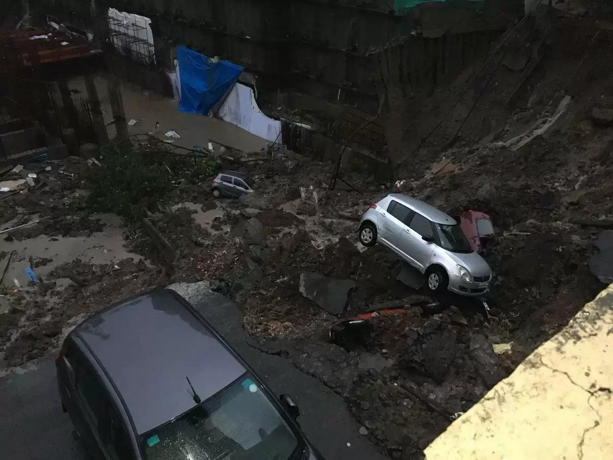 मुंबई में बारिश के कारण बिल्डिंग का कुछ हिस्सा गिर जाने से सात कारें बर्बाद दो की हुई मौत