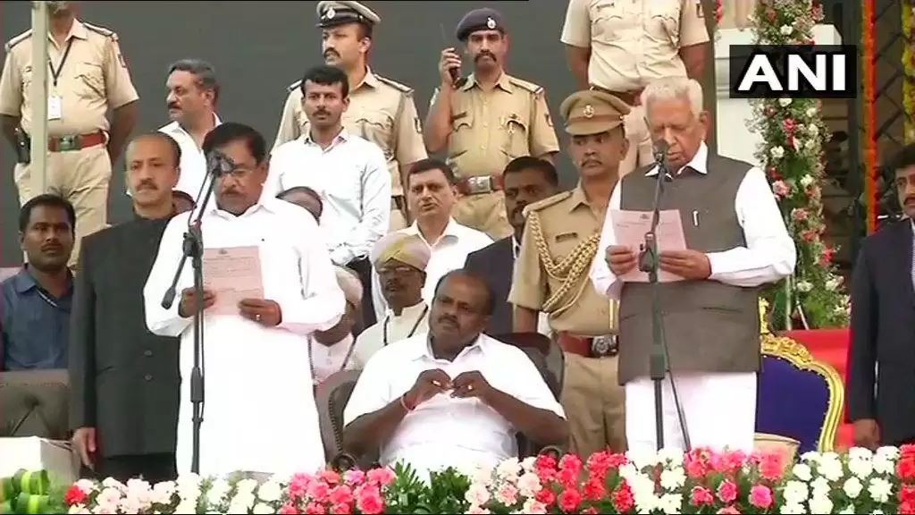 कर्नाटक के दूसरी बार CM बने कुमारस्वामी राज्यपाल ने दिलाई शपथ