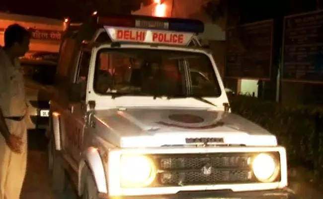 दिल्ली में 17 साल की लड़की को गोली मारी दोस्त हुए फरार