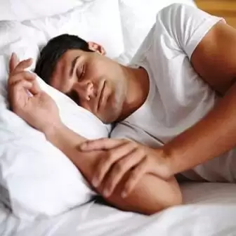 बिस्तर पर जाते ही भूलकर ना करें ऐसी गलतियां नींद हो जाएगी कोसों दूर
