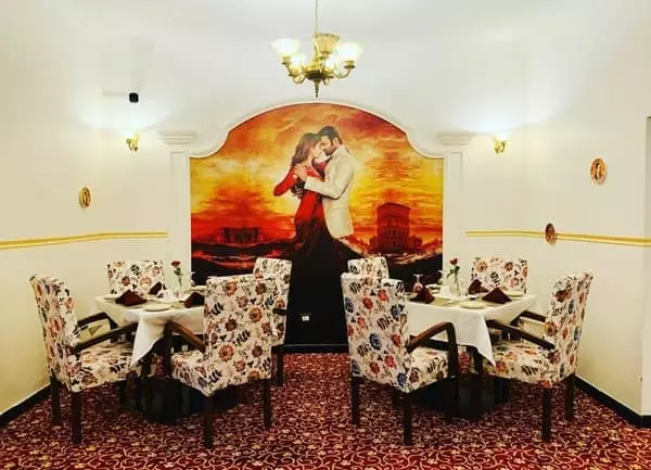 प्रभाष के प्रशंसक ने लांच किया पक्का लोकल रेस्टोरेंट