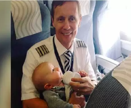 जब एक रोते बच्चे को देख पायलट ने पिलाया दूध