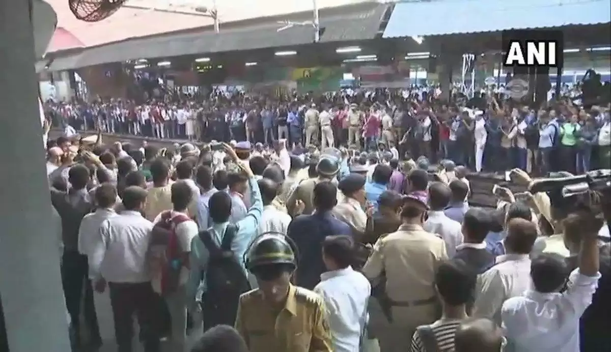 BharatBandh पर मुंबई में अंधेरी रेलवे स्टेशन पर कांग्रेस कार्यकर्ताओं ने रेल रोको का मंचन किया