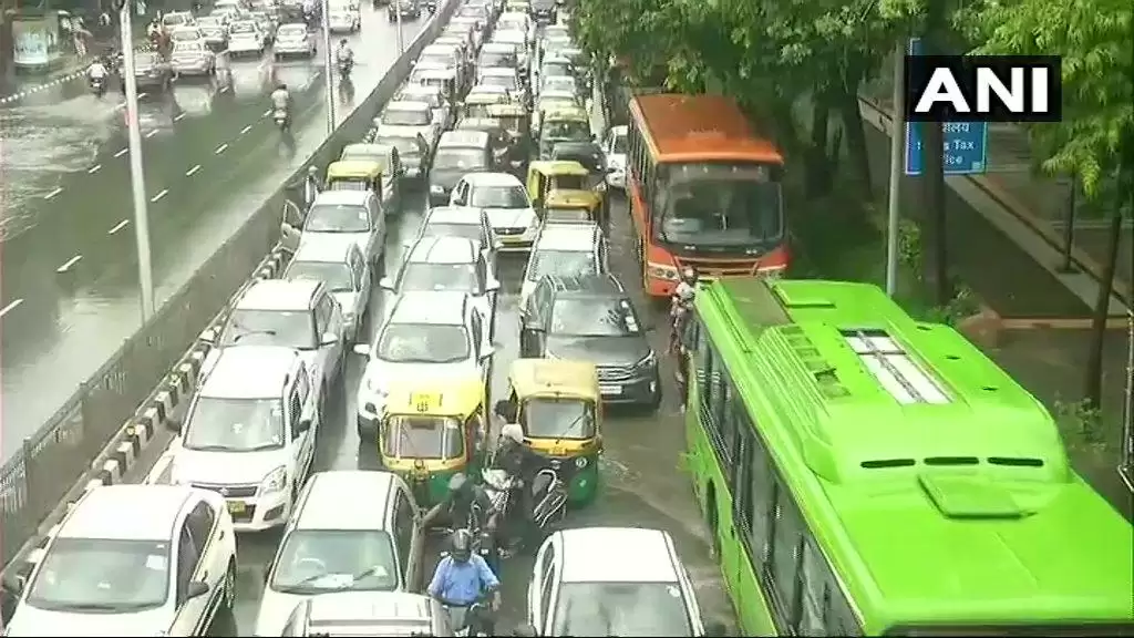दिल्ली में तेज बारिश होने कारण सडको पर लगा जाम