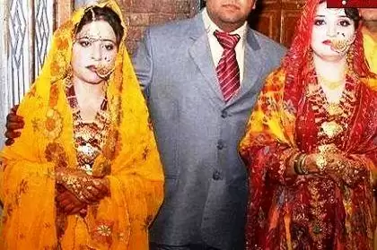 एक युवक ने अपनी चाची और उनकी बेटी से एक साथ की शादी