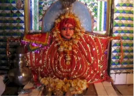 जंगली देवी मंदिर यहाँ प्रसाद में मिलता है खजाना