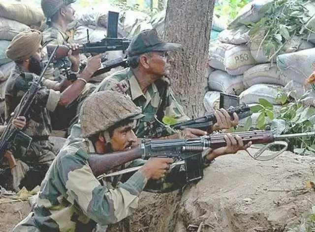 जम्मूकश्मीर : कुलगाम में आतंकियों ने सेना के कैंप पर किया हमला एक लड़की को लगी गोली