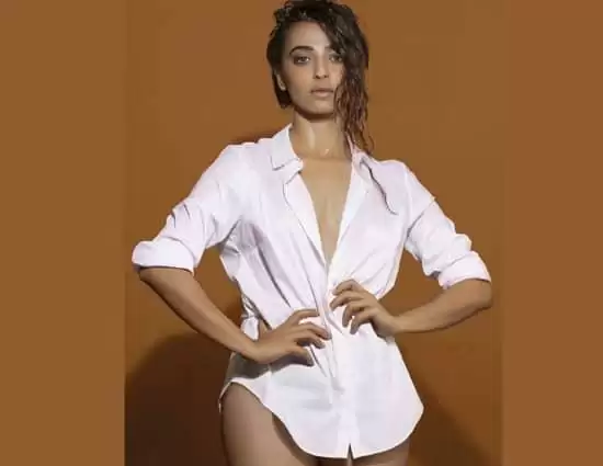 Bollywood Hot Actress Radhika Apte Birthday के मौके पर hot फोटो सोशल मीडिया पर वायरल किया