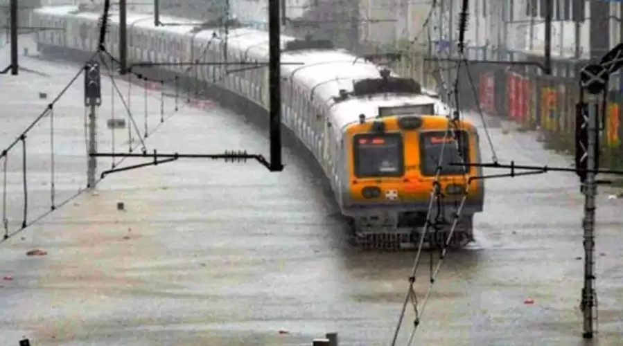 मुंबई में सुबह से लगातार बारिश के कारण सभी रेल सेवाए बंद
