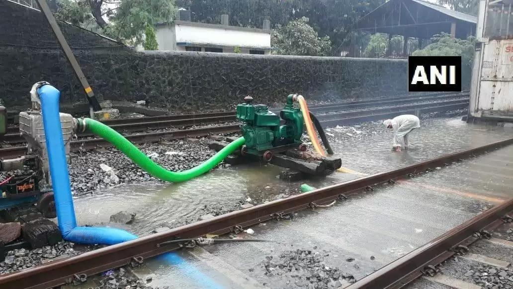मुंबई में रेलवे पटरियों पर भरा पानी इस तरह से निकला जा रह है