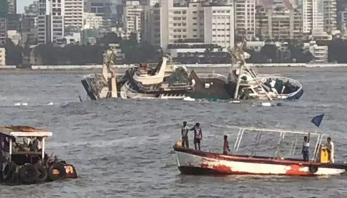 तैरता रेस्तरां समुद्र में डूबा, 15 लोगों को बचाया गया