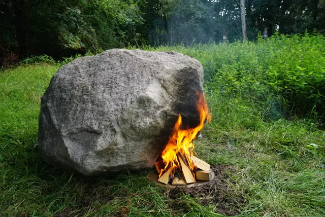 इस पत्थर के पास आग जलाने से पकड़ने लगता है वाई फाई सिग्नल