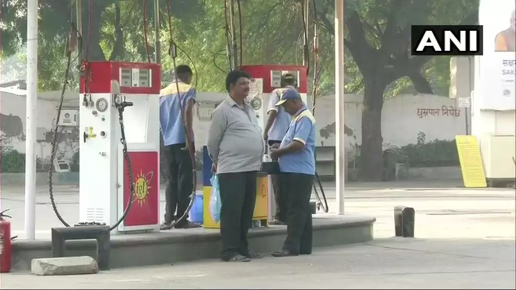 दिल्ली में 400 पेट्रोल पंप हुए बंद, ऑटो और टैक्सी चालको ने किया हड़ताल