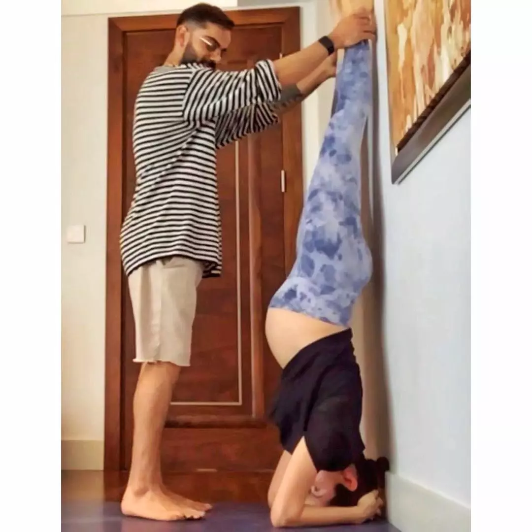 Anushka Sharma ने Instagram पर किया yoga post पति Virat Kohli के साथ