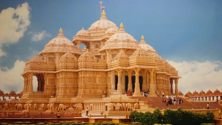 भारत की पावन भूमि पर स्थित मंदिर और अन्य धार्मिक स्थल केवल पूजा-अर्चना के स्थान नहीं हैं। वे हमारी सहस्राब्दियों पुरानी सांस्कृतिक परंपरा