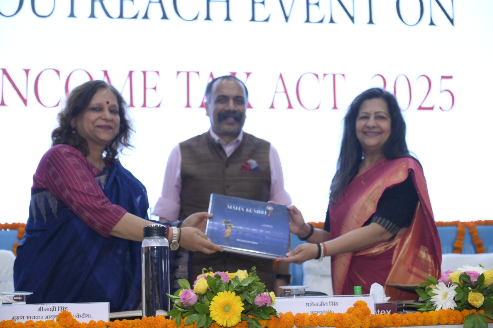 नए कानून की ताकत: 819 की जगह अब सिर्फ 536 धाराएं कार्यक्रम का उद्घाटन CBDT के माननीय सदस्य (कानून) श्री प्रसेनजीत सिंह ने किया। उन्होंने बताया कि आयकर अधिनियम, 2025 दशकों पुराने 1961 के ढांचे का स्थान लेगा। इस नए ढांचे के तीन मुख्य स्तंभ हैं&mdash; सरलता, स्पष्टता और निश्चितता।  प्रमुख बदलावों पर एक नज़र:  धाराओं में कटौती: कुल धाराओं को 819 से घटाकर मात्र 536 कर दिया गया है।  नियमों का सरलीकरण: नियमों की संख्या 511 से कम होकर 333 रह गई है।  प्रपत्रों (Forms) की कमी: प्रपत्रों की संख्या को 399 से घटाकर 190 कर दिया गया है।  शब्दों में कमी: विधायी उद्देश्य को बदले बिना शब्दों की संख्या लगभग आधी कर दी गई है।  प्रमुख सुधार: FAST-DS और AI आधारित समाधान माननीय सदस्य (कानून) ने बताया कि सरकार का उद्देश्य विवादों को कम करना और करदाताओं के लिए अनुपालन (Compliance) को आसान बनाना है।  डिजिटल पहल: 'कर सेतु', 'कर साथी' (AI चैटबॉट) और 'मधुकर एक्सप्लेन्स' जैसी एनिमेटेड श्रृंखलाओं के जरिए नए कानून को समझाया जा रहा है।  ऑटोमेशन: अब करदाताओं को मैन्युअल डेटा प्रविष्टि से मुक्ति मिलेगी और प्रक्रिया 'वास्तविक समय सत्यापन' (Real-time verification) व API आधारित प्री-फिलिंग पर आधारित होगी।  महत्वपूर्ण प्रावधान: अपराधमुक्तिकरण, दंडों का युक्तिकरण, अद्यतन रिटर्न और FAST-DS 2026 जैसे सुधार इस नए कानून की रीढ़ हैं।  दिग्गज हितधारकों की उपस्थिति कार्यक्रम में श्रीमती अपर्णा एम. अग्रवाल (प्रधान मुख्य आयकर आयुक्त, यूपी पूर्व) सहित विभाग के वरिष्ठ अधिकारी मौजूद रहे। साथ ही ICAI, फिक्की (FICCI), उद्योग संघों (CII, IIA), और विभिन्न बार एसोसिएशनों के प्रतिनिधियों ने भी सक्रिय भागीदारी की। व्यापारियों और तकनीकी विशेषज्ञों के लिए नए कानून की मानक व्याख्यात्मक पुस्तिका (Guideline Booklet) भी जारी की गई।  उत्तर प्रदेश में आगामी 'आउटरीच' कार्यक्रमों का शिड्यूल विभाग ने आम करदाताओं तक पहुँचने के लिए यूपी के विभिन्न शहरों में विशेष सत्रों की घोषणा की है:  लखनऊ: 28 अप्रैल (TDS), मई का प्रथम सप्ताह (छूट)।  इलाहाबाद: 28 अप्रैल, 7 मई।  गोरखपुर और वाराणसी: 29-30 अप्रैल।  अन्य शहर: उन्नाव (29 अप्रैल), बाराबंकी (6 मई), बरेली (5 मई) और हल्द्वानी (30 अप्रैल)।  निष्कर्ष: जैसा कि श्री प्रसेनजीत सिंह ने कहा&mdash; "जटिलता स्वतः बढ़ती है, जबकि सरलता को सुनियोजित रूप से विकसित करना पड़ता है।" आयकर अधिनियम, 2025 इसी सुनियोजित सरलता का परिणाम है, जो भारत के आर्थिक विकास को नई गति प्रदान करेगा।