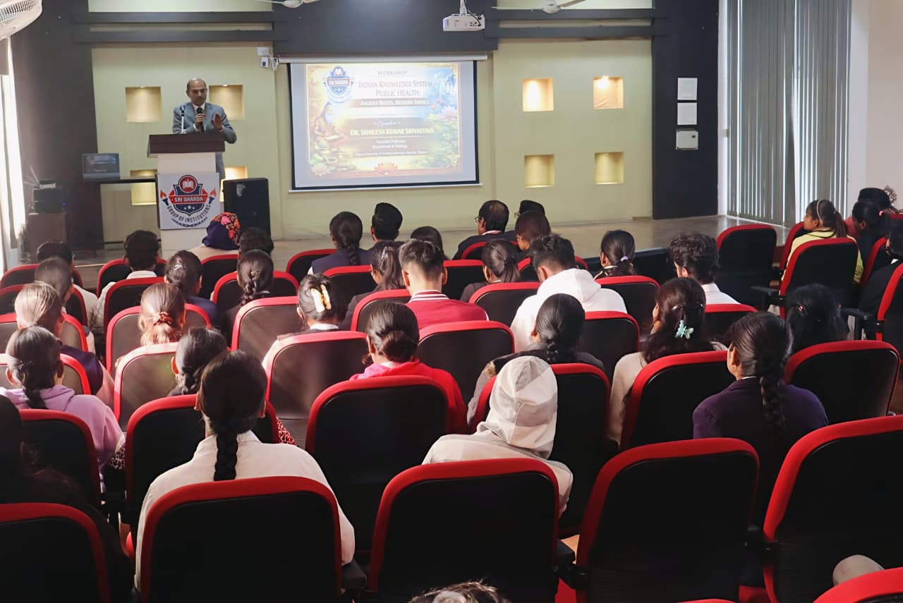 इस एफडीपी का मुख्य उद्देश्य भारतीय ज्ञान परंपरा में निहित सार्वजनिक स्वास्थ्य से संबंधित प्राचीन अवधारणाओं को समझना, उनके आधुनिक परिप्रेक्ष्य में प्रभावों का विश्लेषण करना तथा शिक्षण एवं शोध कार्यों में उनके व्यावहारिक अनुप्रयोग को प्रोत्साहित करना रहा। कार्यक्रम में देश के विभिन्न उच्च शिक्षण संस्थानों से जुड़े शिक्षकों एवं शोधार्थियों ने उत्साहपूर्वक सहभागिता की।  कार्यक्रम के अंतर्गत त्रिपुरा विश्वविद्यालय (केंद्रीय विश्वविद्यालय) के प्राणी विज्ञान विभाग के एसोसिएट प्रोफेसर एवं सार्वजनिक स्वास्थ्य विशेषज्ञ को मुख्य वक्ता एवं रिसोर्स पर्सन के रूप में आमंत्रित किया गया। उनके व्याख्यानों के माध्यम से प्रतिभागियों को भारतीय ज्ञान प्रणाली और सार्वजनिक स्वास्थ्य के पारस्परिक संबंधों पर गहन, वैज्ञानिक एवं व्यावहारिक दृष्टिकोण प्राप्त हुआ।  एफडीपी के दौरान भारतीय ज्ञान प्रणाली, आयुष, पारंपरिक स्वास्थ्य पद्धतियाँ, पर्यावरणीय स्वास्थ्य तथा समकालीन सार्वजनिक स्वास्थ्य चुनौतियाँ जैसे महत्वपूर्ण विषयों पर विशेषज्ञ व्याख्यान एवं संवादात्मक सत्र आयोजित किए गए। कार्यक्रम में डॉ. लक्ष्मी शंकर अवस्थी, डीन (एकेडमिक्स), लखनऊ पब्लिक कॉलेज ऑफ प्रोफेशनल स्टडीज़ तथा डॉ. आनंद कुमार राय, एसोसिएट प्रोफेसर, कंप्यूटर साइंस विभाग, लखनऊ पब्लिक कॉलेज ऑफ प्रोफेशनल स्टडीज़, लखनऊ ने विशिष्ट वक्ता के रूप में अपने विचार साझा किए।  कार्यक्रम के आयोजक डॉ. विवेक मिश्रा, डीन (एकेडमिक्स), श्री शारदा ग्रुप ऑफ इंस्टीट्यूट, लखनऊ ने विश्वास व्यक्त किया कि यह फैकल्टी डेवलपमेंट प्रोग्राम शिक्षकों एवं शोधकर्ताओं के लिए न केवल ज्ञानवर्धक सिद्ध होगा, बल्कि भारतीय ज्ञान परंपरा को समकालीन शिक्षा एवं शोध से जोड़ने में भी एक सशक्त मंच प्रदान करेगा।