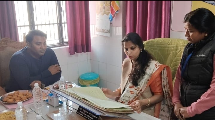 सीएचसी अधीक्षक पर सिविल सेवा नियमों की अनदेखी का आरोप, विजिटर को सौंपी विभागाध्यक्ष की कुर्सी