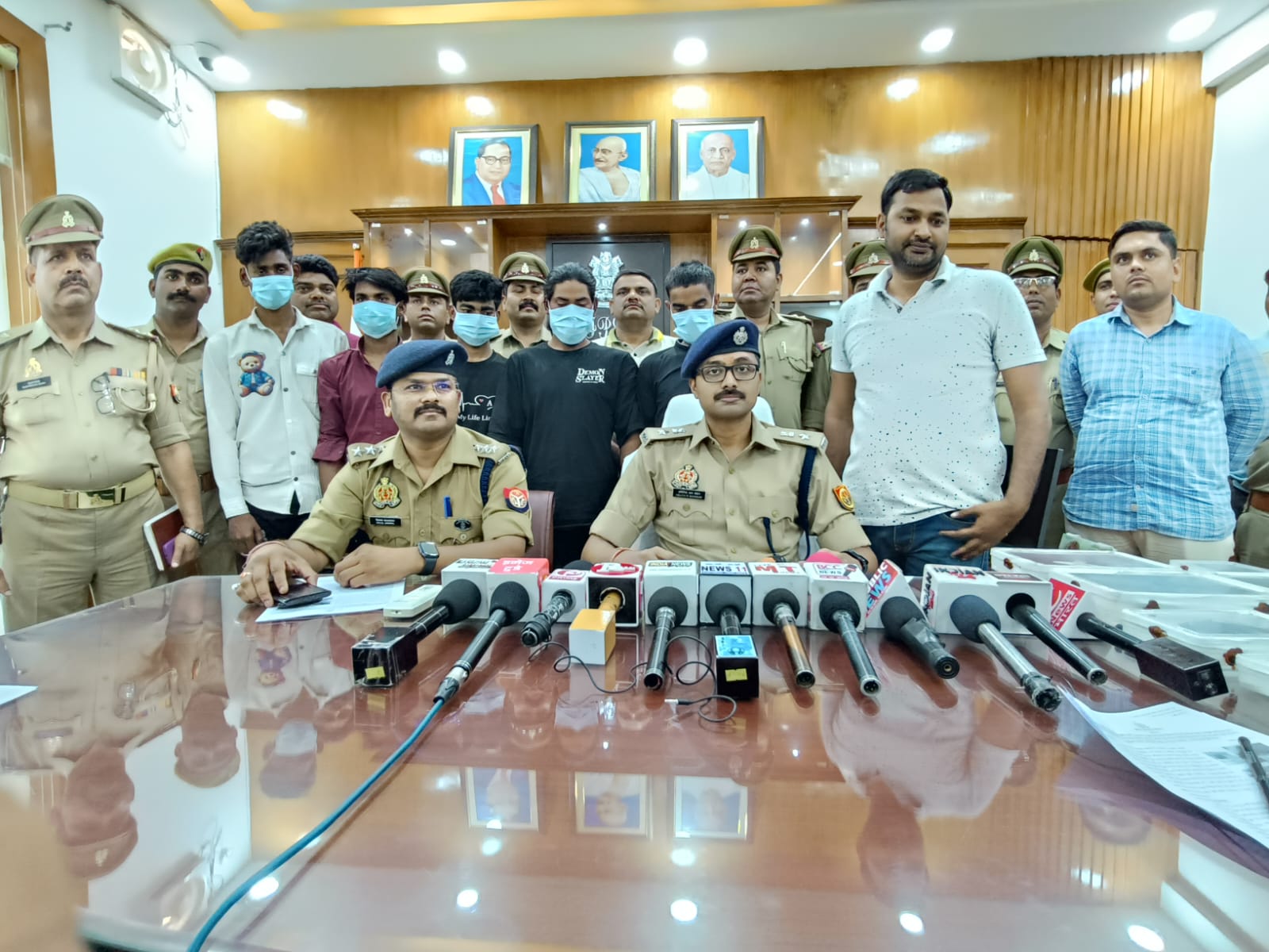 Crime/Surveillance Team (DCP North) and joint police team of Police Station Gudamba arrested five accused.