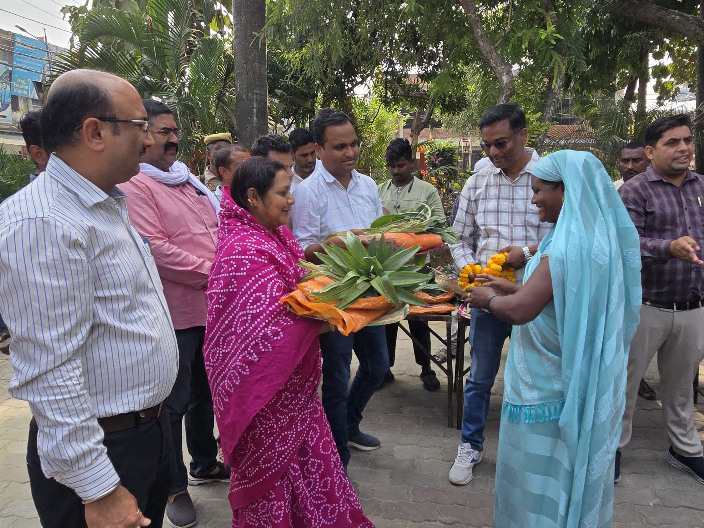 महिला सफाईकर्मियों का सम्मान: नगर पालिका परिषद बलरामपुर ने भेंट किए सूट और साड़ियाँ