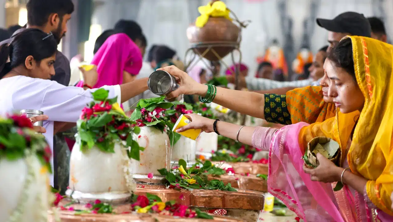 Monday Shiv Puja: सोमवार को शिवलिंग पर चढ़ाएं ये 8 चीजें, महादेव दूर करेंगे हर कष्ट और चमकेगी किस्मत
