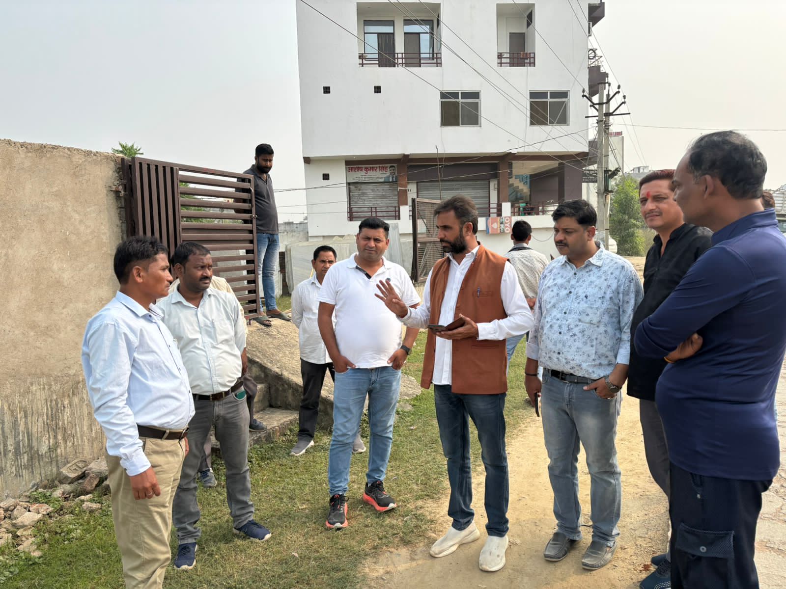 The traders expressed their anger over the actions and idealistic attitude of the canal department officials.