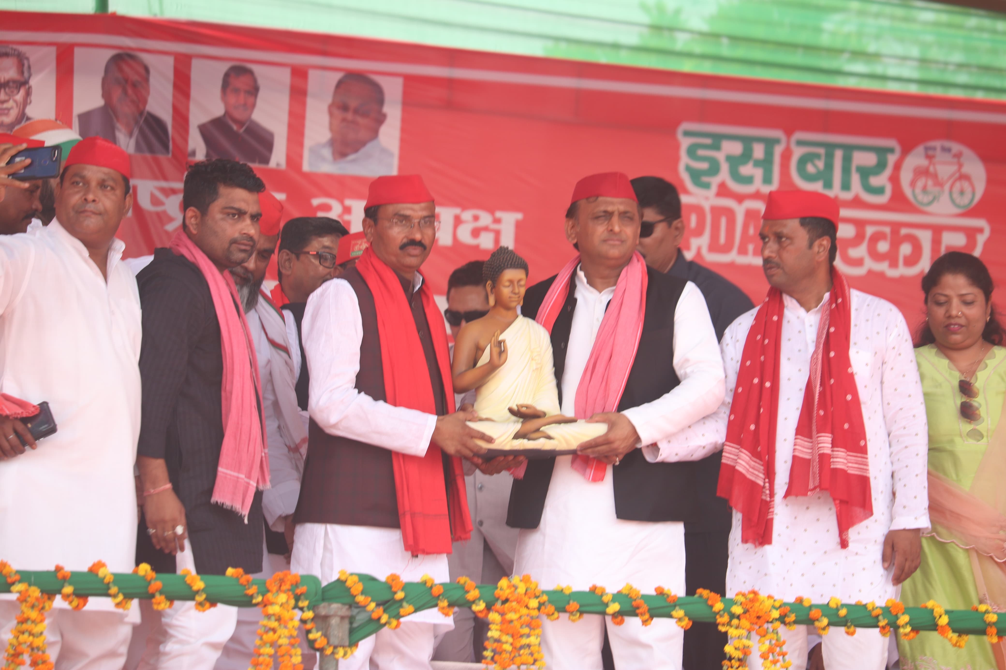The country's emperor is leaving, that's why BJP is missing the princes - Akhilesh Yadav