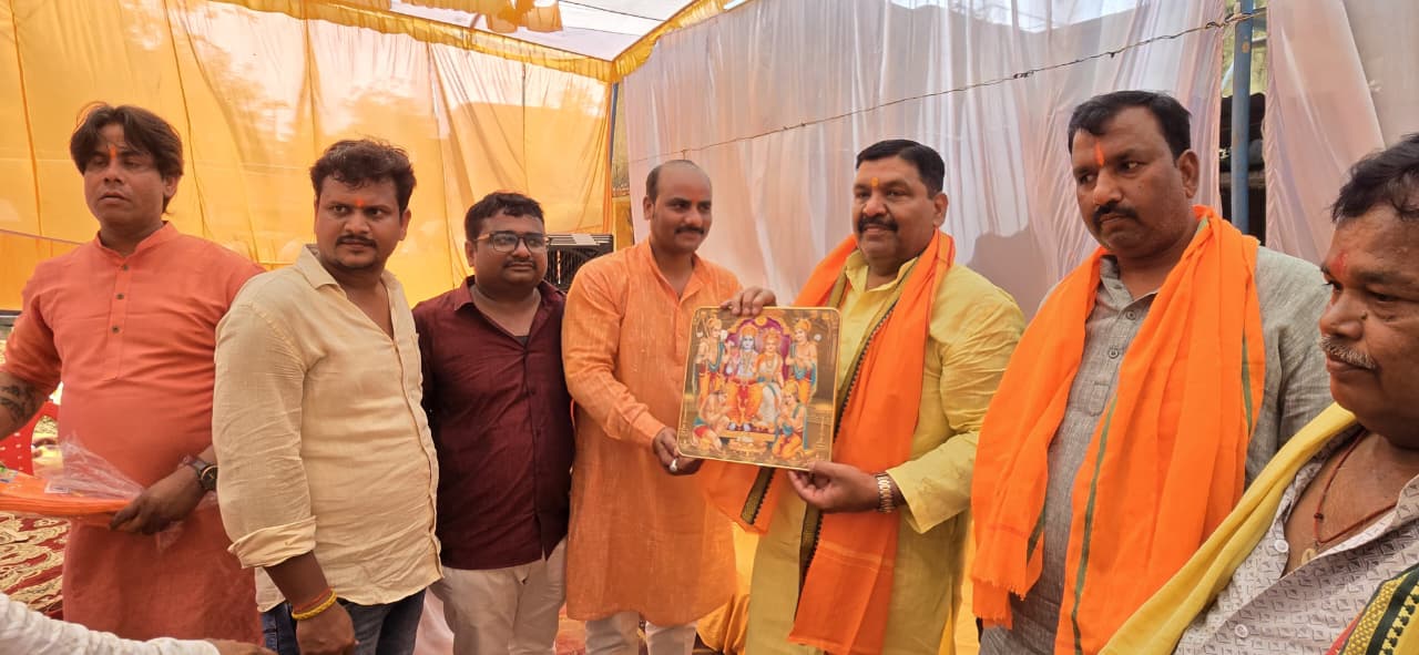 सनातन भक्त दल के पदाधिकारियों द्वारा आयोजित भंडारे में उपस्थित होकर अरविंद कुमार सिंह गोप ने भक्तों के बीच प्रसाद वितरित किया। इस अवसर पर उन्होंने कहा कि महाबली हनुमान जी के भक्तों की सेवा करने से जीवन के समस्त कष्ट दूर हो जाते हैं और हनुमान जी महाराज सदैव अपने भक्तों पर कृपा बनाए रखते हैं।  उन्होंने कहा कि &ldquo;हनुमान जी के सेवक को कभी संकट का सामना नहीं करना पड़ता। पवनसुत अपने भक्तों के संकटों का निवारण क्षण भर में कर देते हैं। जरूरतमंदों की सेवा करने से मन को संतुष्टि प्राप्त होती है और सभी को किसी न किसी रूप में सेवा कार्य करते रहना चाहिए।&rdquo;  कार्यक्रम के दौरान भक्तों ने श्रद्धापूर्वक प्रसाद ग्रहण किया। इस मौके पर नीलू वर्मा प्रधान, मनीष बैसवार, मयंक तिवारी, दिनेश सिंह सहित बड़ी संख्या में श्रद्धालु उपस्थित रहे।