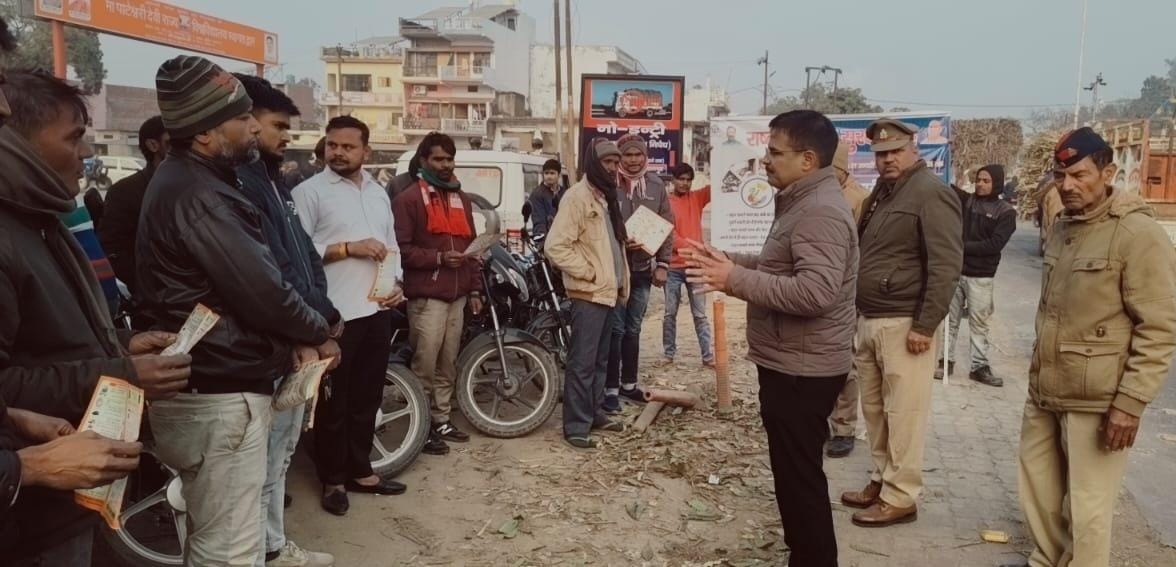 राष्ट्रीय सड़क सुरक्षा माह: फुलवरिया चौराहे पर जागरूकता अभियान, हेलमेट पहनने पर दिया गया जोर