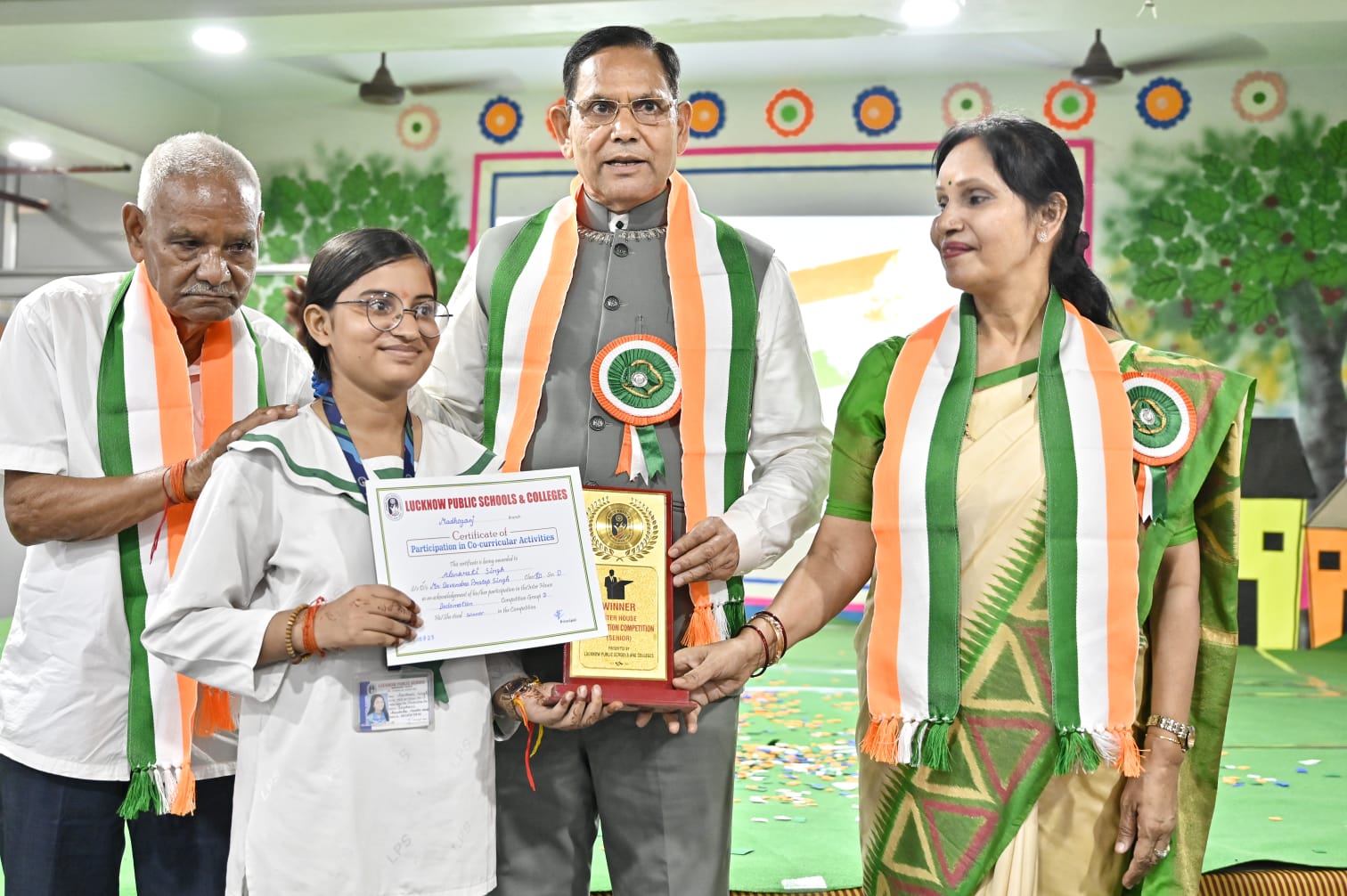 MP Dr. S.P. Singh waved the tricolor with his teacher Gave a message of patriotism to the students