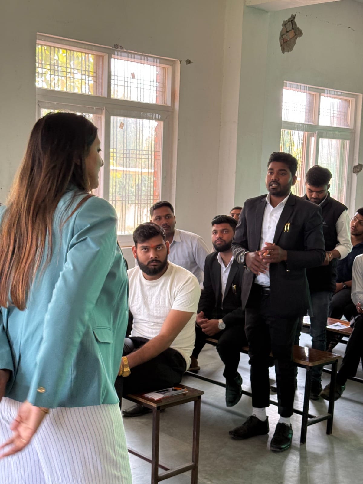 डिजिटल एजुकेशन और एआई आधारित तकनीकों ने न केवल रोजगार के पारंपरिक तौर-तरीकों को बदला है, बल्कि महिलाओं को घर बैठे एक शानदार करियर बनाने का विकल्प भी दिया है। तकनीकी विशेषज्ञों का अनुमान है कि आने वाले समय में एआई के क्षेत्र में लाखों नए रोजगार पैदा होंगे, जिनमें महिला वर्कफोर्स की भूमिका बेहद निर्णायक होने वाली है।  एआई बना करियर का नया विकल्प: कोडिंग की बंदिशें हुईं खत्म डिजिटल विशेषज्ञ डिंपल अग्रवाल के अनुसार, एआई अब सिर्फ एक तकनीकी शब्द नहीं रह गया है, बल्कि यह एक ऐसा जीवन बदलने वाला हुनर बन चुका है जो हर लड़की को आर्थिक रूप से स्वतंत्र बना सकता है। अच्छी बात यह है कि अब एआई में करियर बनाने के लिए सिर्फ जटिल कोडिंग सीखने की बाध्यता नहीं रही।  उन्होंने बताया कि आज की लड़कियां निम्नलिखित आधुनिक क्षेत्रों में तेजी से अपनी धाक जमा रही हैं:  कंटेंट क्रिएशन और डिजिटल मार्केटिंग  डाटा एनालिसिस और सोशल मीडिया मैनेजमेंट  चैटबॉट ऑटोमेशन और ग्राफिक डिजाइनिंग  कैनवा (Canva) और मिडजर्नी (Midjourney) जैसे एडवांस्ड एआई टूल्स की मदद से अब कम समय में प्रोफेशनल स्तर का डिजाइनिंग और डिजिटल कंटेंट तैयार करना बेहद आसान हो गया है।  छोटे शहरों से वैश्विक मंच तक: 'वॉवेल' की अनोखी पहल डिम्पल अग्रवाल ने अपने अनुभवों को साझा करते हुए बताया कि उन्होंने खुद एक छोटे शहर से अपने सफर की शुरुआत की थी। डिजिटल जगत की ताकत को समझने के बाद उन्हें यह अहसास हुआ कि इस क्षेत्र में आगे बढ़ने की कोई सीमा नहीं है।  इसी सोच के साथ 'नेक्स्टजेन लर्निंग बाय वॉवेल' और 'वॉवेल डिजिटल एडवर्ल्ड' के माध्यम से ग्रामीण व कस्बाई इलाकों में विशेष डिजिटल और एआई वर्कशॉप्स (कार्यशालाएं) आयोजित की जा रही हैं। इन अभियानों के जरिए हजारों लड़कियों को प्रशिक्षित कर उन्हें स्वरोजगार और फ्रीलांसिंग करियर से जोड़ा जा रहा है।  सामाजिक चुनौतियां और बदलता परिदृश्य तकनीकी विकास के बावजूद जमीनी स्तर पर कुछ चुनौतियां आज भी बरकरार हैं, जैसे:  तकनीकी क्षेत्रों के लिए परिवार से अनुमति मिलने में कठिनाई।  पर्सनल डिजिटल डिवाइसेज (लैपटॉप/कंप्यूटर) की उपलब्धता की कमी।  तकनीक को केवल लड़कों का क्षेत्र मानने वाली रूढ़िवादी सामाजिक सोच।  हालांकि, विशेषज्ञों का मानना है कि देश में सस्ते इंटरनेट की पहुंच और मुफ्त ऑनलाइन कोर्सेज की उपलब्धता ने इन दीवारों को काफी हद तक गिराने का काम किया है।  "वक्त का तकाजा है एआई सीखना" विशेषज्ञों का स्पष्ट संदेश है कि आने वाले समय में एआई ही दुनिया की सबसे बड़ी ताकत बनने जा रहा है। ऐसे में बेटियों को समय रहते डिजिटल टूल्स और नई तकनीकों से रूबरू कराना बेहद जरूरी है ताकि वे केवल नौकरी पाने वाली ही नहीं, बल्कि बिजनेस (उद्यमिता) के क्षेत्र में भी लीडर बन सकें।  उन्होंने युवा महिलाओं से अपील की कि वे ऑनलाइन कोर्सेज और डिजिटल वर्कशॉप्स का पूरा फायदा उठाएं, क्योंकि आज सीखी गई तकनीक ही कल उनकी सफलता की नई इबारत लिखेगीdghd
