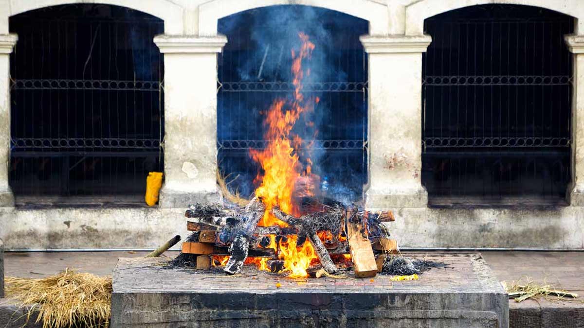 अंतिम संस्कार के बाद पीछे मुड़कर देखना क्यों होता है मना?