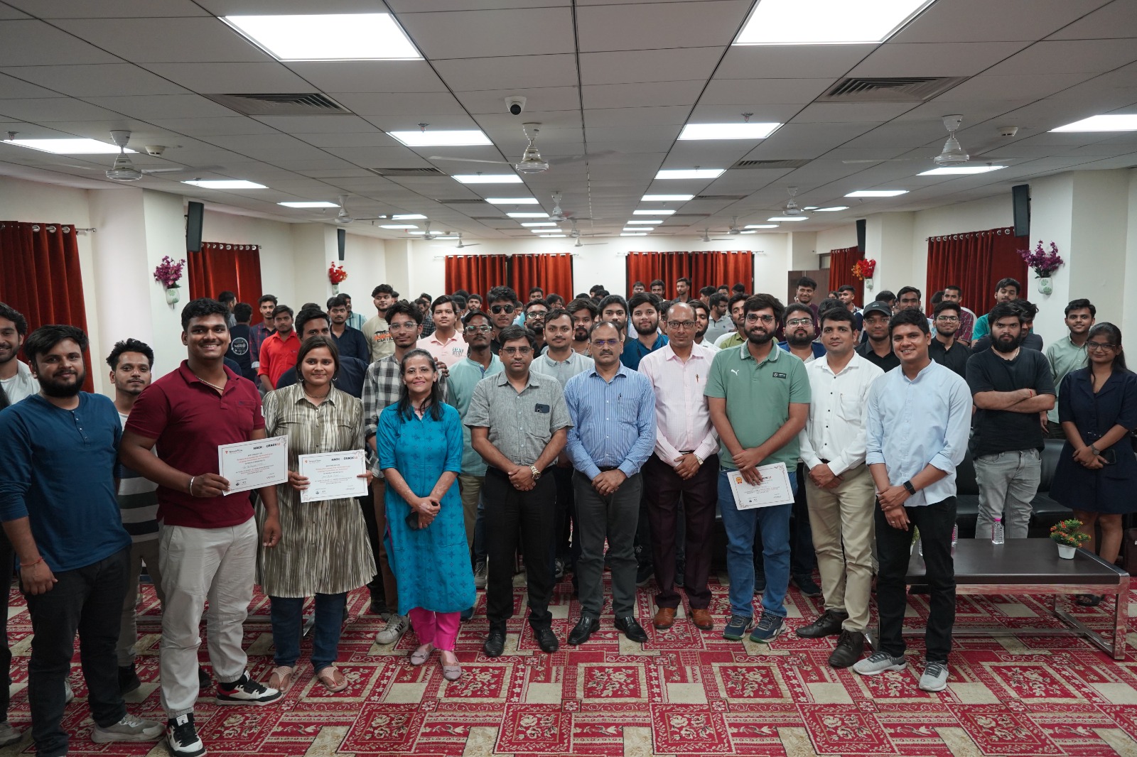 उत्तर प्रदेश डेस्क लखनऊ(आर एल पांडेय).डॉ एपीजे अब्दुल कलाम प्राविधिक विश्वविद्यालय के इन्नोवेशन हब एवं गूगल से सहायता प्राप्त टेंसरफ्लो यूजर ग्रुप लखनऊ के तत्वाधान में एक दिवसीय जनरल ए आई, समिट अवध का आयोजन किया गया. माननीय कुलपति प्रोफेसर जेपी पांडे के निर्देशन में आयोजित कार्यक्रम में विशेषज्ञों ने आर्टिफिशियल इंटेलिजेंस नवीन बदलाव के बारे में जानकारी साझा की. नई ए आई का स्टार्टअप और तकनीकी वर्ग , को हो रहे फायदे के बारे में बताया.