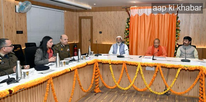 मुख्यमंत्री ने बताया कि पौष पूर्णिमा स्नान पर्व के अवसर पर अनुमानित 10 से 15 लाख श्रद्धालुओं की अपेक्षा के विपरीत 31 लाख से अधिक श्रद्धालुओं ने माँ गंगा, माँ यमुना एवं माँ सरस्वती की पावन त्रिवेणी में सकुशल स्नान किया और भगवान वेणी माधव, बड़े हनुमान जी तथा अक्षयवट के दर्शन कर आशीर्वाद प्राप्त किया। वर्तमान में कल्पवासी एक माह के कल्पवास हेतु साधना में लीन हैं।  आगामी प्रमुख स्नान पर्व  मुख्यमंत्री योगी आदित्यनाथ ने बताया कि माघ मेले के अंतर्गत  14 एवं 15 जनवरी को मकर संक्रांति स्नान,  18 जनवरी को मौनी अमावस्या का मुख्य स्नान,  23 जनवरी को बसंत पंचमी,  इसके पश्चात माघ पूर्णिमा,  तथा 15 फरवरी को महाशिवरात्रि का स्नान सम्पन्न होगा।  जगद्गुरु रामानन्दाचार्य जी की 726वीं जयंती  मुख्यमंत्री ने कहा कि आज उन्हें जगद्गुरु रामानन्दाचार्य जी की 726वीं पावन जयंती के कार्यक्रम में सहभागिता का अवसर प्राप्त हुआ। उन्होंने कहा कि प्रयागराज अनेक ऋषि-मुनियों और सिद्ध संतों की पावन धरा है। इसी धरती पर लगभग 726 वर्ष पूर्व जगद्गुरु रामानन्दाचार्य जी का जन्म हुआ था। इस अवसर पर माघ मेला-2026 की तैयारियों की समीक्षा भी की गई।  व्यापक व्यवस्थाएं सुनिश्चित  मुख्यमंत्री ने कहा कि माघ मेले के सकुशल आयोजन के लिए प्रशासन, पुलिस एवं सभी संबंधित विभागों द्वारा समुचित तैयारियां की गई हैं। घाटों की लंबाई पूर्व की तुलना में बढ़ाई गई है, स्वच्छता पर विशेष ध्यान दिया गया है तथा भीषण शीतलहर से बचाव के लिए आवश्यक व्यवस्थाएं सुनिश्चित की गई हैं।  उन्होंने बताया कि मेले में पब्लिक एड्रेस सिस्टम के साथ-साथ &lsquo;मेला सेवा ऐप&rsquo; का शुभारंभ किया गया है, जिसके माध्यम से कल्पवासी, संत एवं श्रद्धालु अपनी आवश्यक सेवाएं प्राप्त कर सकते हैं और किसी भी समस्या की जानकारी सीधे प्रशासन तक पहुंचा सकते हैं। इस ऐप का प्रभावी उपयोग किया जा रहा है।  प्रशासनिक समन्वय से सकुशल आयोजन  मुख्यमंत्री योगी आदित्यनाथ ने कहा कि प्रशासन के आपसी समन्वय और तत्परता के कारण पौष पूर्णिमा का स्नान पर्व भव्यता, संवाद और सभी के सहयोग से सकुशल सम्पन्न हुआ। आगामी सभी स्नान पर्व भी उसी पवित्रता, संवाद और समन्वय के साथ सफलतापूर्वक सम्पन्न किए जाएंगे। प्रशासन पूरी निष्ठा और प्रतिबद्धता के साथ आयोजन को सफल बनाने में जुटा हुआ है।