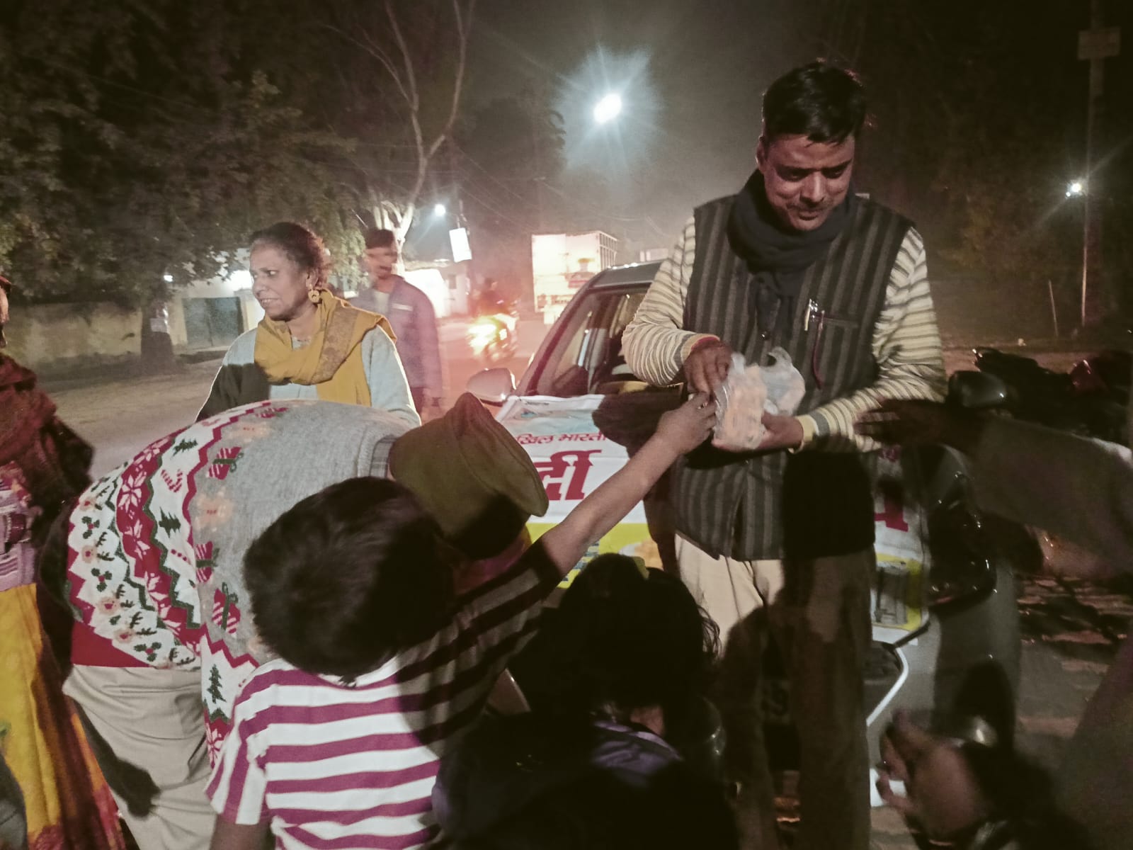 अखिल भारतीय पूर्व सैनिक सेवा परिषद हरदोई की मातृशक्ति ने निकाला सर्दी राहत रथ