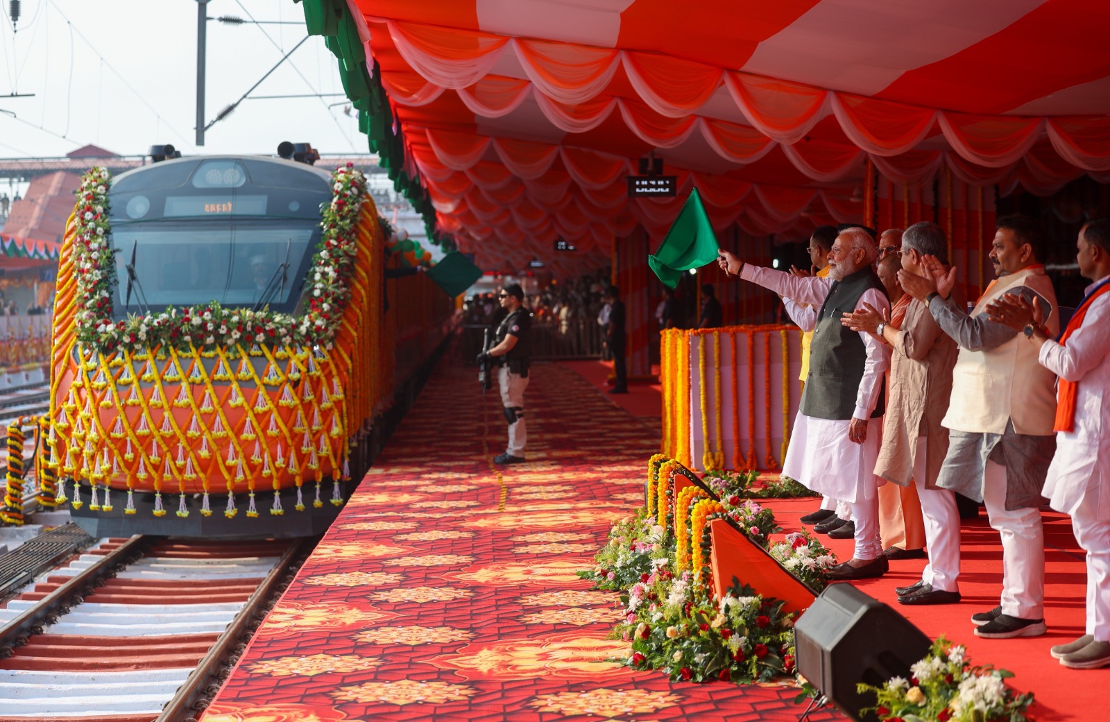 वाराणसी से चार वंदे भारत एक्सप्रेस ट्रेनों को हरी झंडी दिखाते हुए प्रधानमंत्री का संबोधन