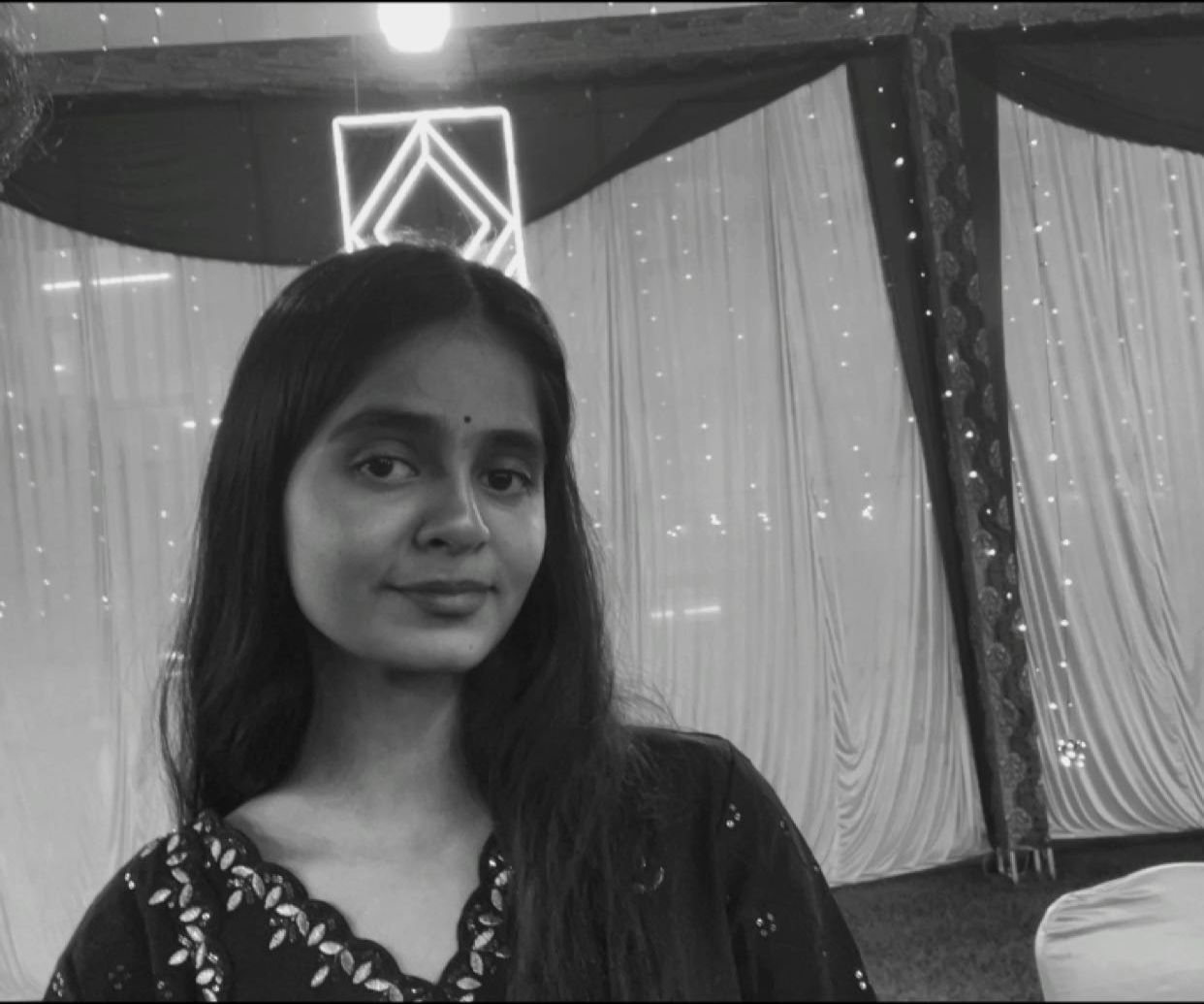 विज़ुअल स्टोरीटेलिंग: बिना शब्दों के कहानी कहता कवर  कवर पर एक वृद्ध पिता का चेहरा दिखाई देता है—थका हुआ, गंभीर लेकिन भीतर से मज़बूत। उसके सामने बेटी का आगे बढ़ा हुआ हाथ, जो एक साथ सवाल भी करता है और उम्मीद भी जगाता है। दोनों के बीच की दूरी साफ़ दिखती है, लेकिन वह दूरी संवाद की कमी से बनी है, न कि प्रेम की।  यह दृश्य बिना एक भी पंक्ति पढ़े यह संदेश दे देता है कि यह संघर्ष किसी राक्षस से नहीं, बल्कि खामोशी से है।  जहाँ बड़े प्रकाशन संस्थानों के कवर अक्सर तकनीकी कौशल तक सीमित रह जाते हैं, वहीं एक स्कूल स्टूडेंट द्वारा बनाया गया यह कवर भावनाओं को सीधे दर्शक तक पहुँचा देता है।  फैंटेसी एलिमेंट्स: कल्पना, लेकिन उद्देश्य के साथ  स्टाररी नाइट, रहस्यमयी किला और आकाश में उड़ता ड्रैगन केवल सजावटी तत्व नहीं हैं। ये प्रतीक हैं—  सत्ता और जिम्मेदारी के टकराव के  पीढ़ियों के बीच के मतभेद के  अधिकार बनाम भावनाओं के संघर्ष के  यहाँ फैंटेसी एस्केपिज़्म नहीं, बल्कि एक रूपक (metaphor) बन जाती है—और यही सोच इस कवर को उम्र से कहीं आगे ले जाती है।  युवा लेखिका का दृष्टिकोण: यह कवर क्यों मायने रखता है  लेखिका आरोही भारद्वाज, जो अभी 12वीं कक्षा में अध्ययनरत हैं, यह साबित करती हैं कि आज की पीढ़ी केवल डिजिटल कंटेंट तक सीमित नहीं है, बल्कि गंभीर और संवेदनशील कहानी कहने की क्षमता भी रखती है।  जहाँ अक्सर कहा जाता है कि पढ़ाई रचनात्मकता को दबा देती है, वहीं यह कवर दिखाता है कि रचनात्मकता अब पाठ्यक्रम को चुनौती दे रही है।  टाइपोग्राफी और कलर पैलेट का विश्लेषण  टाइटल फॉन्ट: सुस्पष्ट, सुरुचिपूर्ण और फैंटेसी थीम के अनुकूल  रंग संयोजन: नीले और बैंगनी कॉस्मिक शेड्स—भावना और रहस्य का संतुलन  लेखक नाम की प्लेसमेंट: संतुलित और प्रोफेशनल  यह कवर Amazon Kindle और Google Books जैसे डिजिटल प्लेटफॉर्म्स के थंबनेल फॉर्मेट के लिए भी पूरी तरह अनुकूल दिखाई देता है।