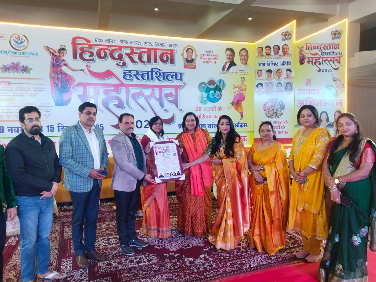 कार्यक्रम की शुरुआत सताक्षी राय की मनमोहक गणेश वंदना से हुई। इसके बाद सूचना एवं जनसंपर्क विभाग के फोक आर्ट ग्रुप लखनऊ के कलाकारों ने अवधी भजन के साथ माहौल को भक्तिमय बना दिया। सिमरन द्वारा प्रस्तुत &ldquo;जगदंबा घर में दिया ना बार अली हो&hellip;&rdquo; और गायिका आरोही साहनी द्वारा गाया गया &ldquo;हमारी गुलाबी चुनरिया हमका लागी नजरिया&rdquo; गीत दर्शकों की खूब सराहना बटोरने में सफल रहे।  देर शाम तक चले रंगारंग कार्यक्रम में त्रिवेणी कला संगम के बच्चों ने &ldquo;श्याम तेरी बंसी पर थिरके नंदलाल&rdquo; गीत पर आकर्षक नृत्य प्रस्तुत कर सभी का दिल जीत लिया। आर्तिका जायसवाल और एवियाना ठाकुर ने &ldquo;तराना&rdquo; पर प्रभावी नृत्य प्रस्तुति दी, जिसे दर्शकों ने खूब सराहा।  इसके बाद कैलाश संगम के अंतर्गत बच्चों की प्रस्तुतियों ने मंच को और जीवंत कर दिया।  सृष्टि कनौजिया ने &ldquo;मैंने कहा फूलों से&hellip;&rdquo; पर मोहक नृत्य प्रस्तुत किया।  क्रिशा सेठ ने &ldquo;बच्चे मन के सच्चे&hellip;&rdquo; पर अपनी प्रस्तुति दी।  वहीं आदित्य अवस्थी ने &ldquo;तुमसे मिलने की तमन्ना&hellip;&rdquo; पर शानदार नृत्य कर दर्शकों की तालियाँ जीत लीं।   कार्यक्रम के दौरान रणवीर सिंह, हेमू चौरसिया, मोनालिसा, रोली जायसवाल, नीलम श्रीवास्तव सहित कई गणमान्य उपस्थित रहे। मंच संचालन आर.जे. प्रदीप शुक्ला ने किया।  दूसरी सांस्कृतिक संध्या की आकर्षक प्रस्तुतियों ने महोत्सव को यादगार बना दिया, और दर्शक देर रात तक कला और संस्कृति के रंग में डूबे रहे।