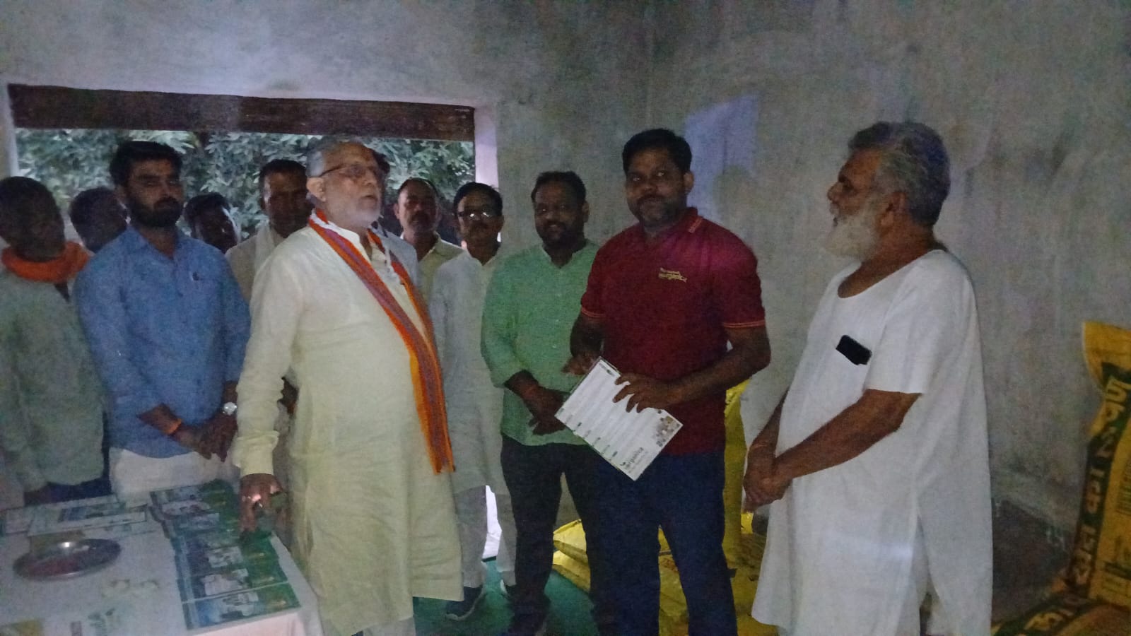  लखनऊ डेस्क (आर एल पाण्डेय)। उत्तर प्रदेश के नगर विकास एवं ऊर्जा मंत्री श्री ए.के. शर्मा और लखनऊ की महापौर सुषमा खर्कवाल ने मांटफोर्ट स्कूल तिराहा, महानगर, लखनऊ में शनिवार को 'मुख्यमंत्री ग्रीन रोड इंफ्रास्ट्रक्चर डेवलपमेंट स्कीम' (सीएम-ग्रिडस) योजना के अंतर्गत प्रथम चरण में 186.46 करोड़ रुपए की अधिक लागत से लखनऊ नगर निगम क्षेत्र में बनने वाली 07 सड़कों के निर्माण कार्यों का वैदिक मंत्रोच्चारण, शंख ध्वनि, हवन आदि से विधिवत् भूमि पूजन कर शुभारंभ किया। इसी के साथ अब पहली बार 10 से 45 मीटर चौड़ी पर्यावरण अनुकूल, सड़क दुर्घटनाओं से सुरक्षित, नागरिक सुविधाओं से युक्त स्मार्ट सड़कों का निर्माण नगर विकास विभाग द्वारा किया जाएगा।