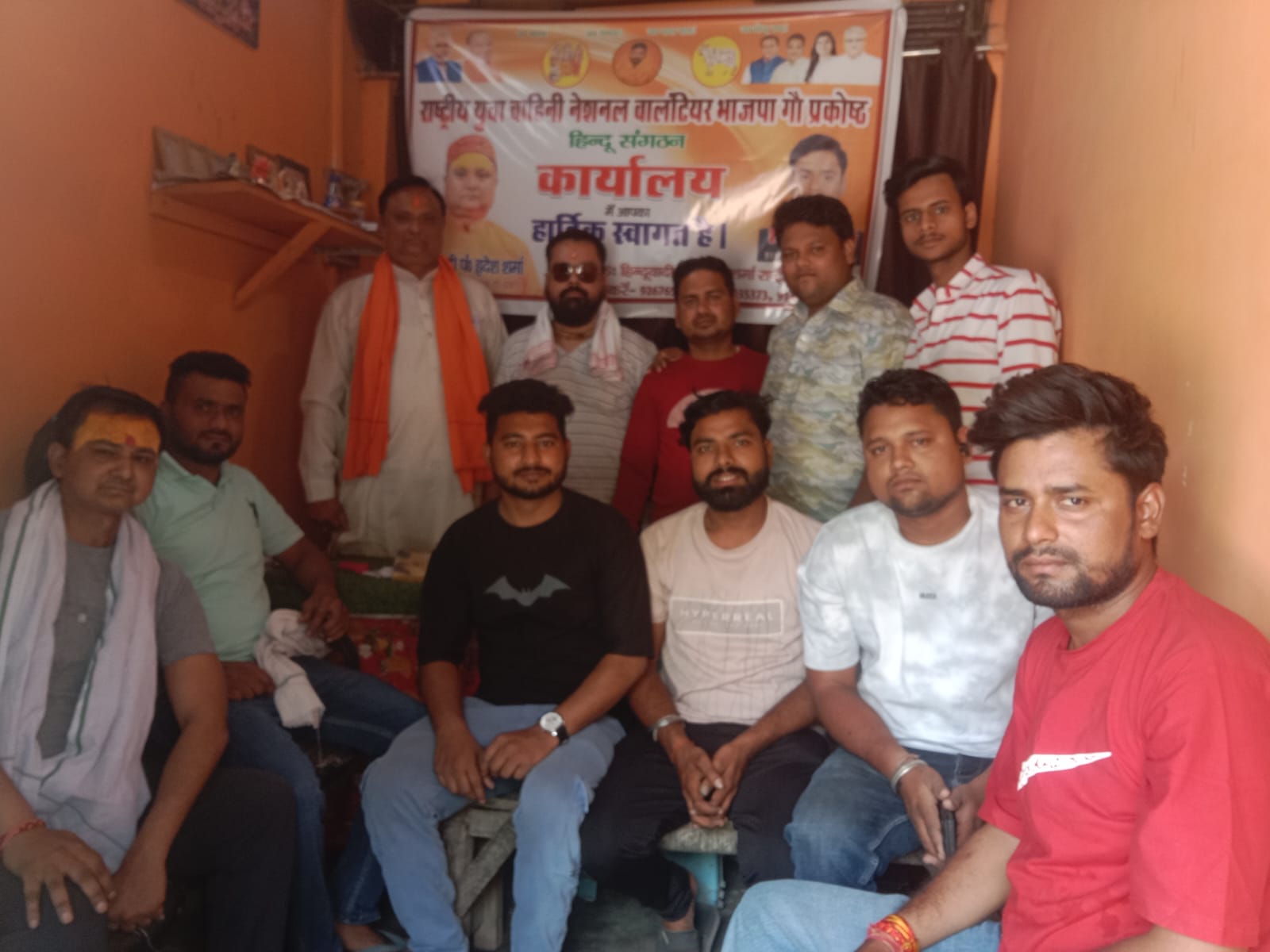 गौमाता को 'राष्ट्र माता' का दर्जा देने की मांग: राष्ट्रीय युवा वाहिनी ने प्रशासन को सौंपा ज्ञापन