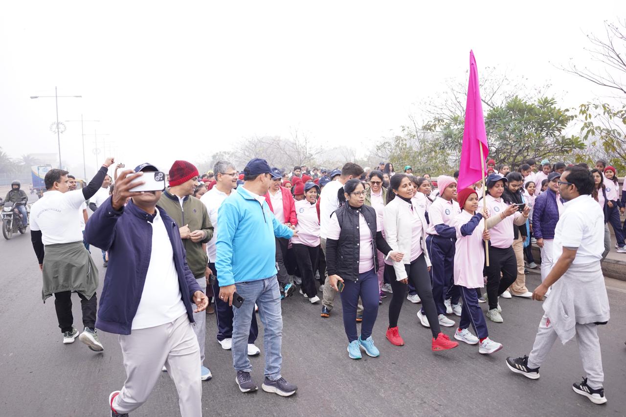 इस वॉकाथन का आयोजन पूर्व छात्र संगठन के महामंत्री श्री विनोद सिंह के नेतृत्व में सैनिक स्कूल घोड़ा खाल के समस्त पूर्व छात्रों के सहयोग से किया गया। देश-विदेश से आए पूर्व छात्रों ने अनुशासन, उत्साह और गर्व के साथ सहभागिता कर आयोजन को गरिमामय एवं प्रभावशाली स्वरूप प्रदान किया।  &ldquo;वॉक फॉर हर&rdquo; अभियान का मुख्य उद्देश्य समाज, अभिभावकों और बालिकाओं के बीच यह जागरूकता फैलाना रहा कि अब सैनिक स्कूलों में बालिकाओं का भी स्वागत है, जहाँ उन्हें शिक्षा, अनुशासन, नेतृत्व विकास तथा राष्ट्र सेवा के लिए समान अवसर उपलब्ध कराए जा रहे हैं। यह पहल भविष्य की सशक्त, आत्मनिर्भर और नेतृत्वकारी बेटियों के निर्माण की दिशा में एक महत्वपूर्ण कदम मानी जा रही है।  वॉकाथन के दौरान छात्र एवं छात्राएँ कंधे से कंधा मिलाकर चलते हुए दिखाई दिए, जो समानता, साहस, समावेशन और सशक्त राष्ट्र निर्माण का जीवंत प्रतीक बना।  कार्यक्रम के मुख्य अतिथि मेजर जनरल (सेवानिवृत्त) वी. एम. कालिया रहे। इस अवसर पर आयुक्त आयकर श्री विक्रांत पाल सिंह, माननीय न्यायाधीश श्री ज्ञानेंद्र राव, माननीय न्यायाधीश श्री ध्रुव राय, श्री राजेश गुप्ता, श्री संजीव कुमार सिंह तथा श्री अजय सिंह (उप आयुक्त, जीएसटी) सहित प्रशासनिक, न्यायिक एवं सामाजिक क्षेत्र की अनेक प्रतिष्ठित हस्तियों ने सहभागिता कर अभियान को अपना समर्थन प्रदान किया।  कार्यक्रम में श्री विभव श्रीवास्तव ने आयोजन सचिव के रूप में महत्वपूर्ण भूमिका निभाई और स्वयं भी वॉकाथन में भाग लिया। वरिष्ठ पूर्व छात्र कर्नल अखिला नंद पांडेय की गरिमामयी उपस्थिति ने आयोजन को विशेष सम्मान प्रदान किया।  इसके अतिरिक्त कस्तूरबा गांधी बालिका विद्यालय, चिनहट एवं सरोजिनी नगर की छात्राओं ने पूरे जोश, आत्मविश्वास और ऊर्जा के साथ सहभागिता कर &ldquo;वॉक फॉर हर&rdquo; अभियान को और अधिक प्रेरणादायी बना दिया।  यह आयोजन न केवल सैनिक स्कूल घोड़ा खाल की गौरवशाली परंपरा का उत्सव बना, बल्कि बेटियों के सशक्तिकरण, समावेशी शिक्षा और समान अवसरों के प्रति समाज की सामूहिक प्रतिबद्धता का भी सशक्त संदेश बनकर उभरा।