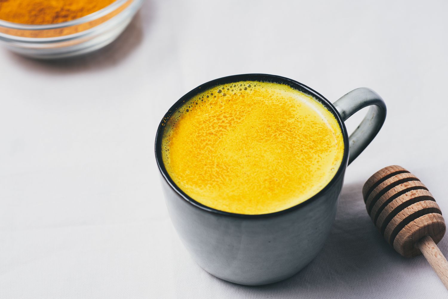 Golden Milk Benefits and Side Effects : रोज रात को हल्दी वाला दूध पीने से क्या होता है? जानें सेवन का सही तरीका और सावधानियां