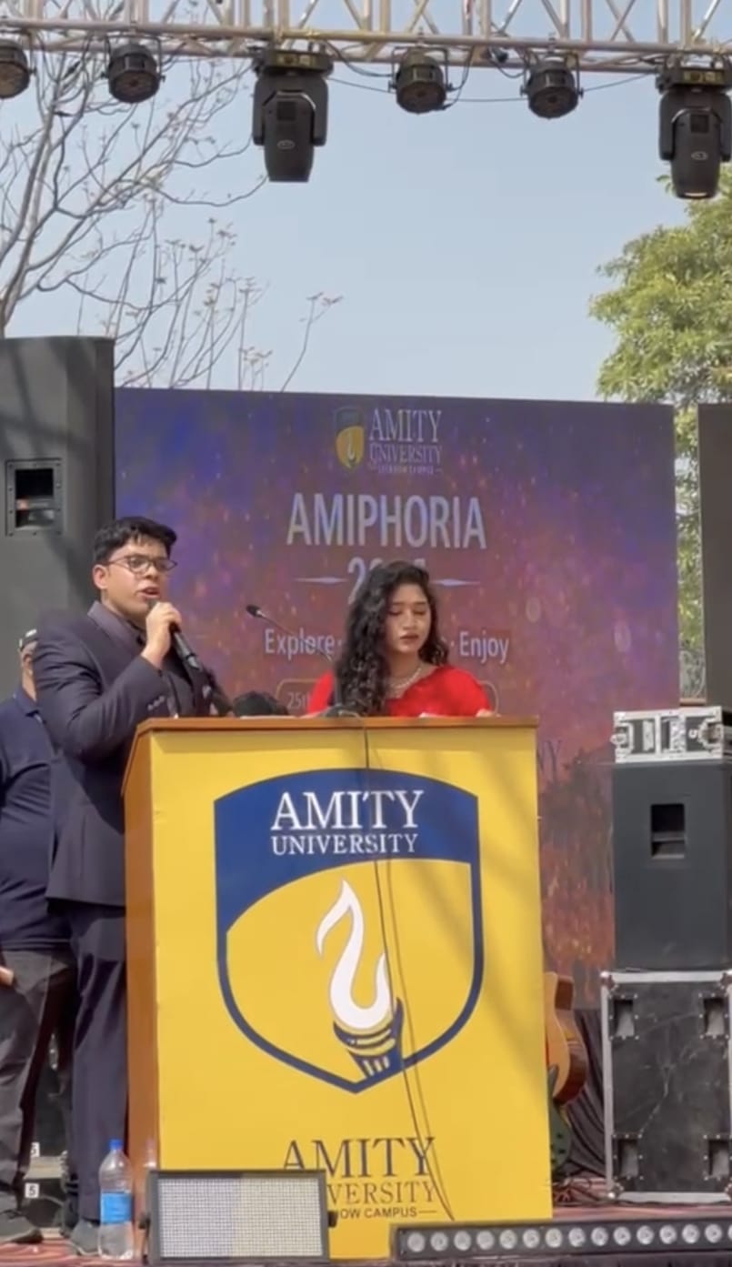 महोत्सव का शुभारंभ भव्य परेड से हुआ, जिसमें विद्यार्थियों ने उत्साहपूर्वक भाग लिया। इसके पश्चात स्वर्गीय धर्मेंद्र की थीम पर आधारित एक प्रभावशाली नाट्य प्रस्तुति (स्किट) प्रस्तुत की गई, जिसने दर्शकों को भावविभोर कर दिया। कार्यक्रम में भारत के विभिन्न राज्यों पर आधारित रंगारंग नृत्य प्रस्तुतियाँ भी हुईं, जिनमें देश की सांस्कृतिक विविधता, परंपराओं और लोकधुनों की सुंदर झलक देखने को मिली।  तीन दिवसीय इस महोत्सव में नृत्य, संगीत, नाटक, फैशन शो तथा विविध प्रतियोगिताओं का आयोजन किया गया। विद्यार्थियों ने अपनी रचनात्मकता, ऊर्जा और समन्वय का उत्कृष्ट प्रदर्शन किया, जिससे पूरा परिसर उल्लास और उमंग से सराबोर हो उठा।  कार्यक्रम का संचालन छात्र मास्टर ऑफ सेरेमनी दिव्यांश सिंह एवं तान्या सोनी ने अत्यंत प्रभावशाली और ऊर्जावान शैली में किया। दोनों ने पूरे आयोजन को सुचारु एवं आकर्षक ढंग से संचालित करते हुए दर्शकों को अंत तक जोड़े रखा।  अमीफोरिया 2026 ने अपनी थीम के अनुरूप विद्यार्थियों को एक ऐसा मंच प्रदान किया, जहाँ उन्होंने खोजा, अनुभव किया और भरपूर आनंद लिया। यह महोत्सव विश्वविद्यालय की सांस्कृतिक समृद्धि, सृजनात्मकता और युवा ऊर्जा का सशक्त प्रतीक बनकर सफलतापूर्वक संपन्न हुआ।